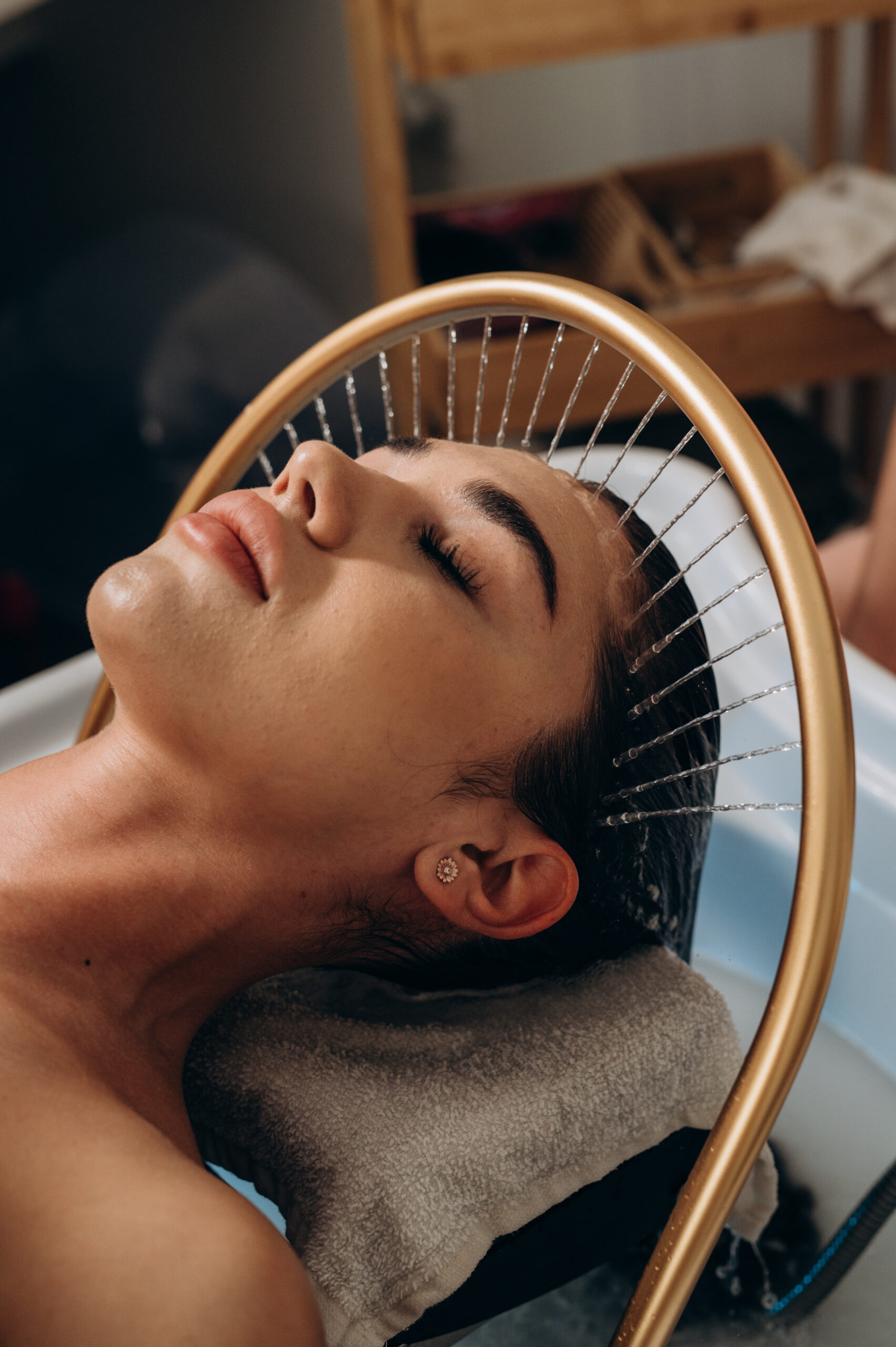 Bild zeigt eine Frau, die eine Head Spa in Göttingen erhält