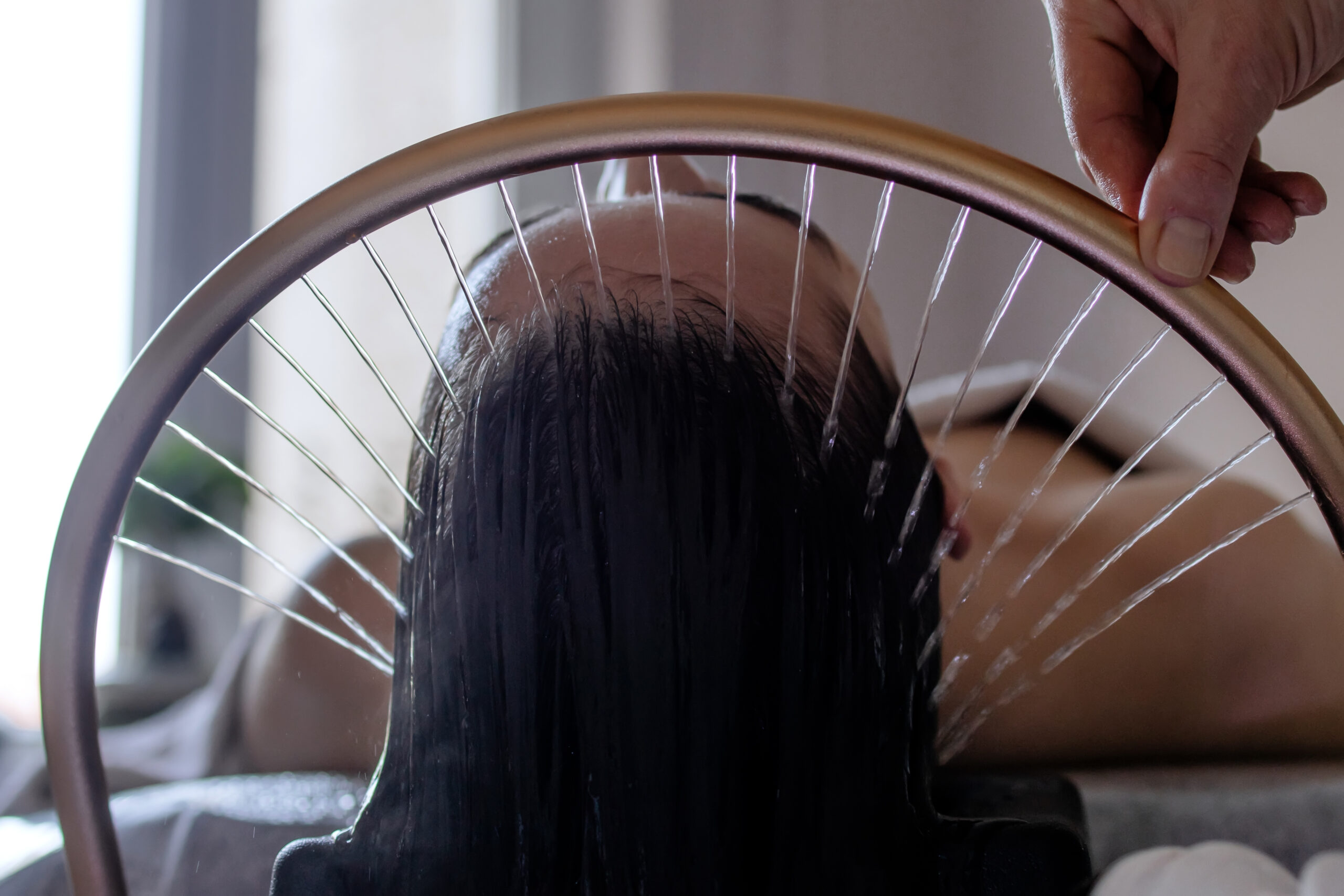 Bild zeigt eine Head Spa Behandlung in Göttingen